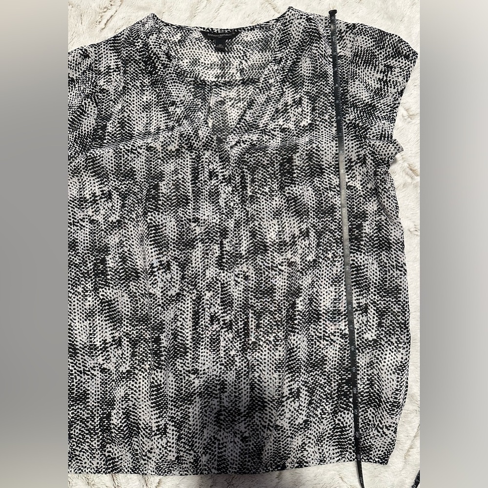Banana Republic Black and White Patterned Blouse - Picture 4 of 10